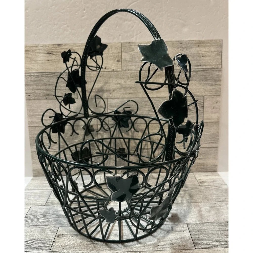 Green Wire Basket w/‎ Leaves 12.5x10
